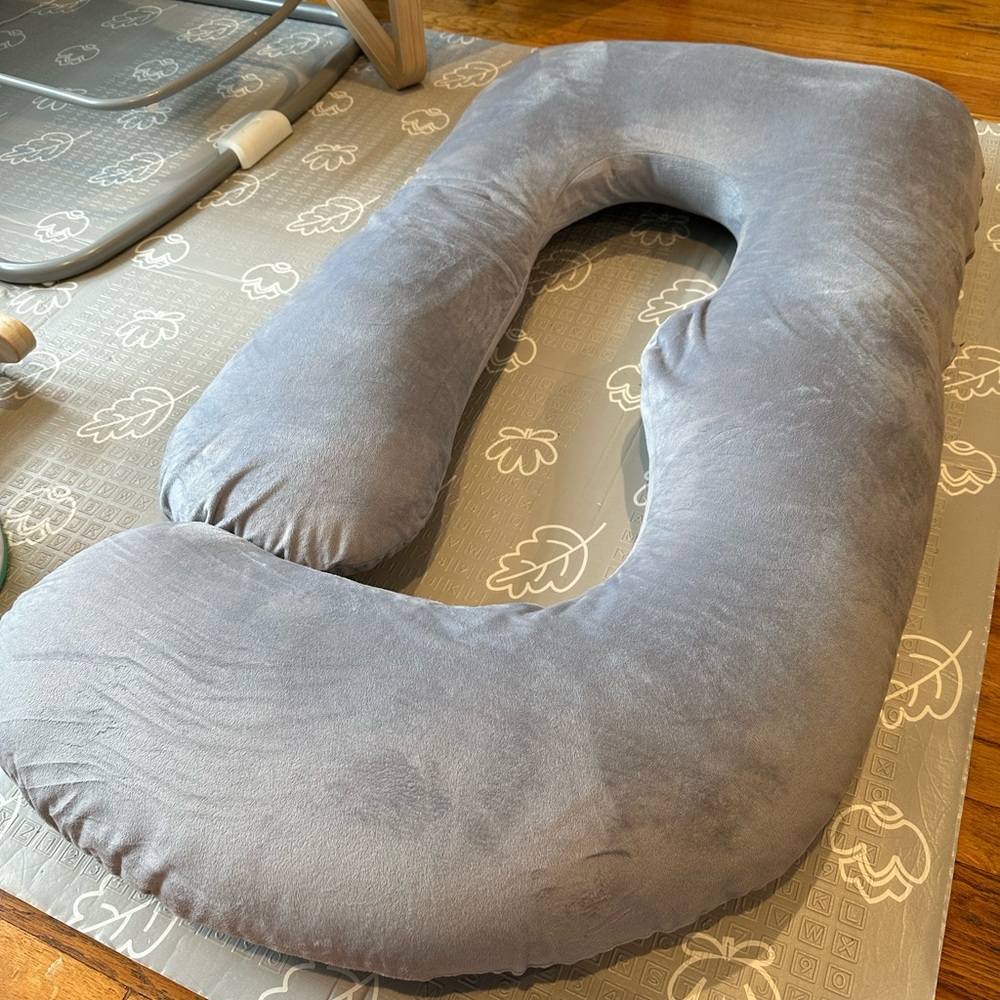 Momcozy pregnancy pillow new in packaging